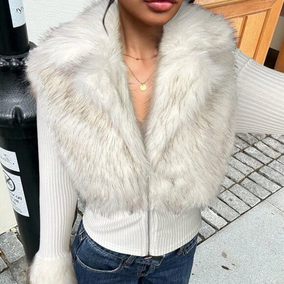 White Casual Women'sFaux Fur Zip-Up Long Sleeve ribbed top - Picture 5 of 8